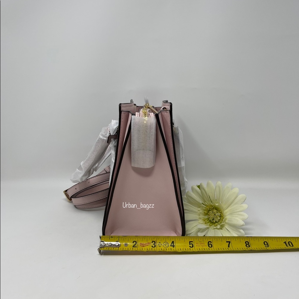 Michael Kors Hope Medium Messenger - Picture 3 of 11
